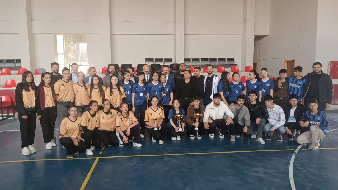 Van'da Liseler Arası Voleybol Heyecanı Yaşandı
