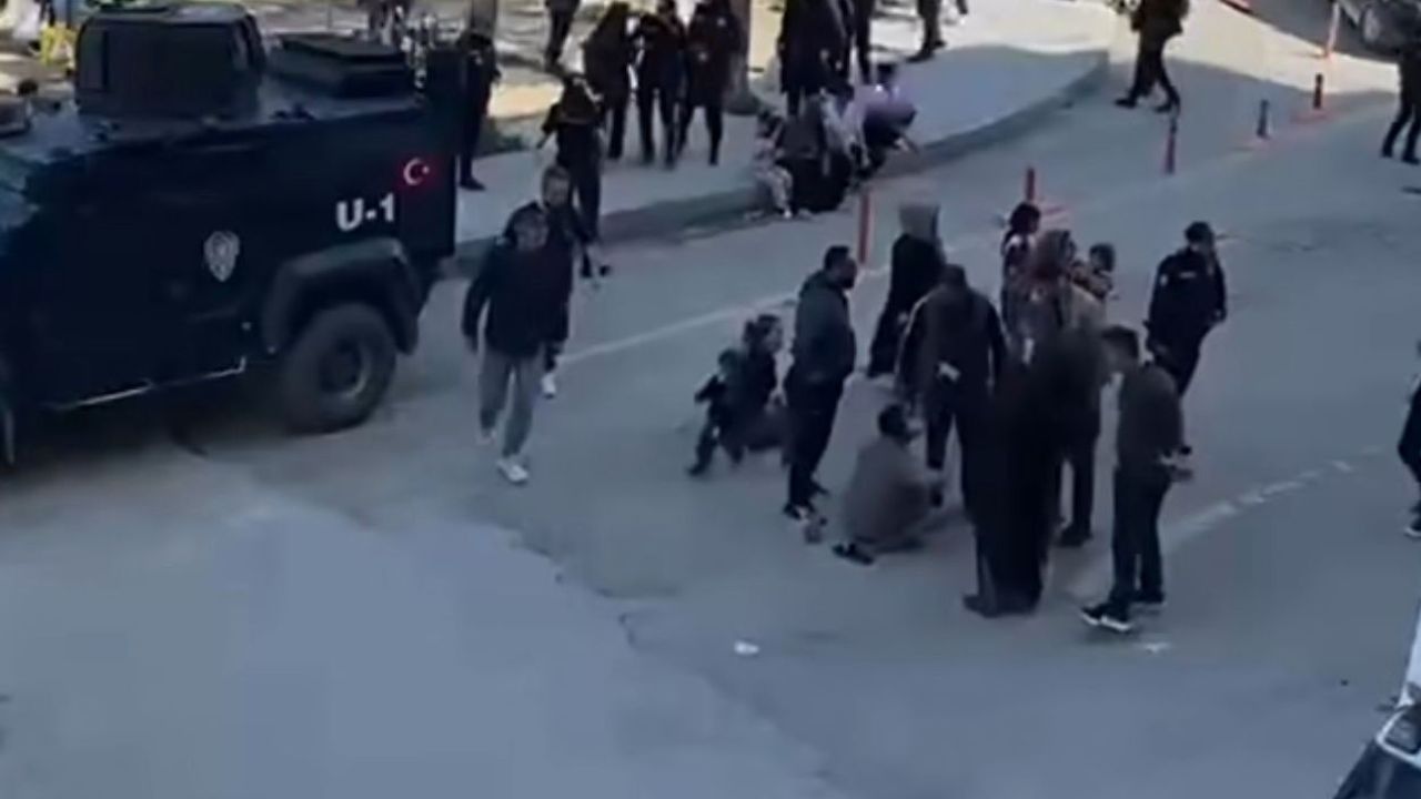 Van’da Seyyar Satıcı Denetiminde Gerginlik! Yol Trafiğe Kapandı