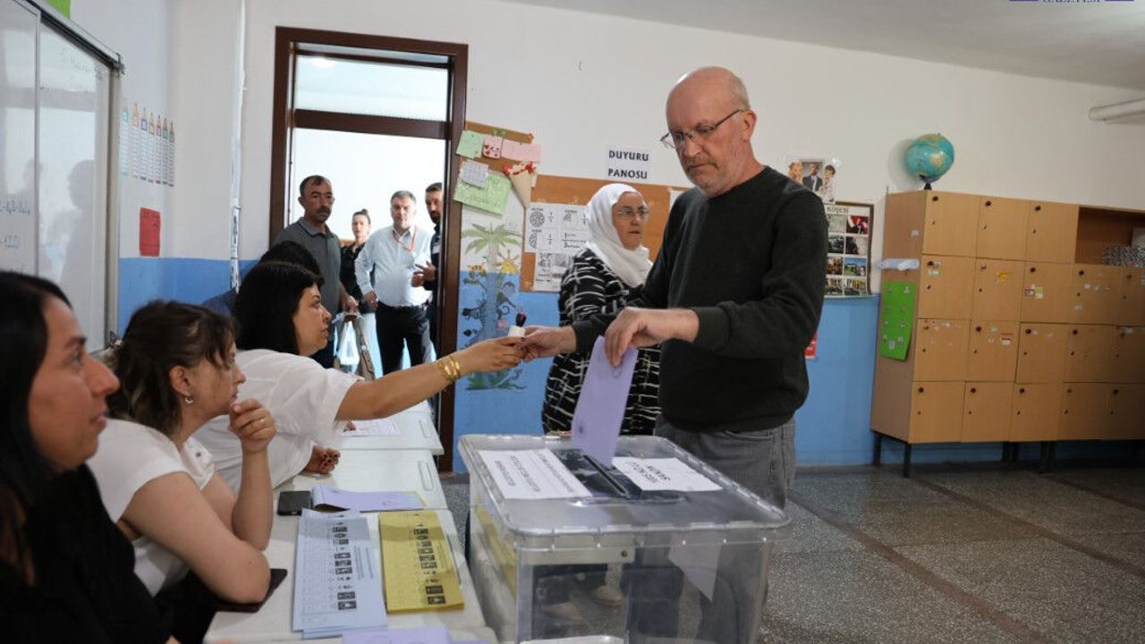 Üç İlde Mini Seçim Yarışı: 10 Bin Seçmen Sandık Başında