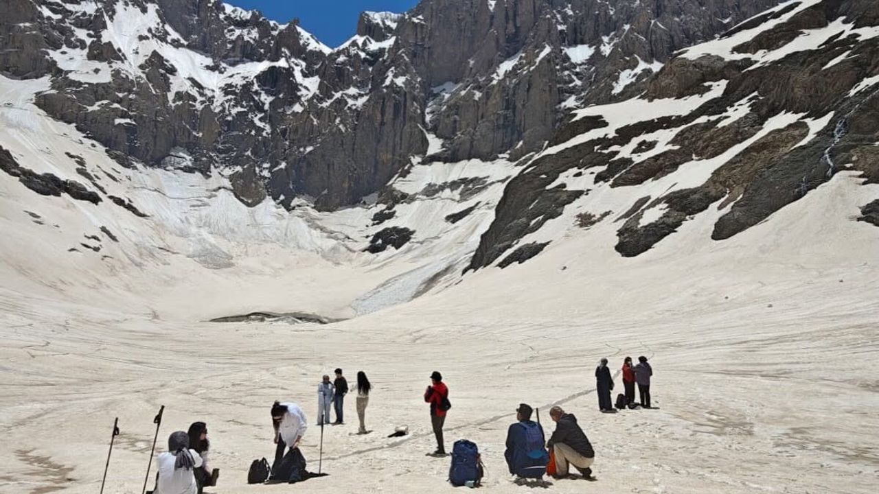Doğaseverler Hakkari'de Cennet Cehennem'deki 20 Bin Yıllık B