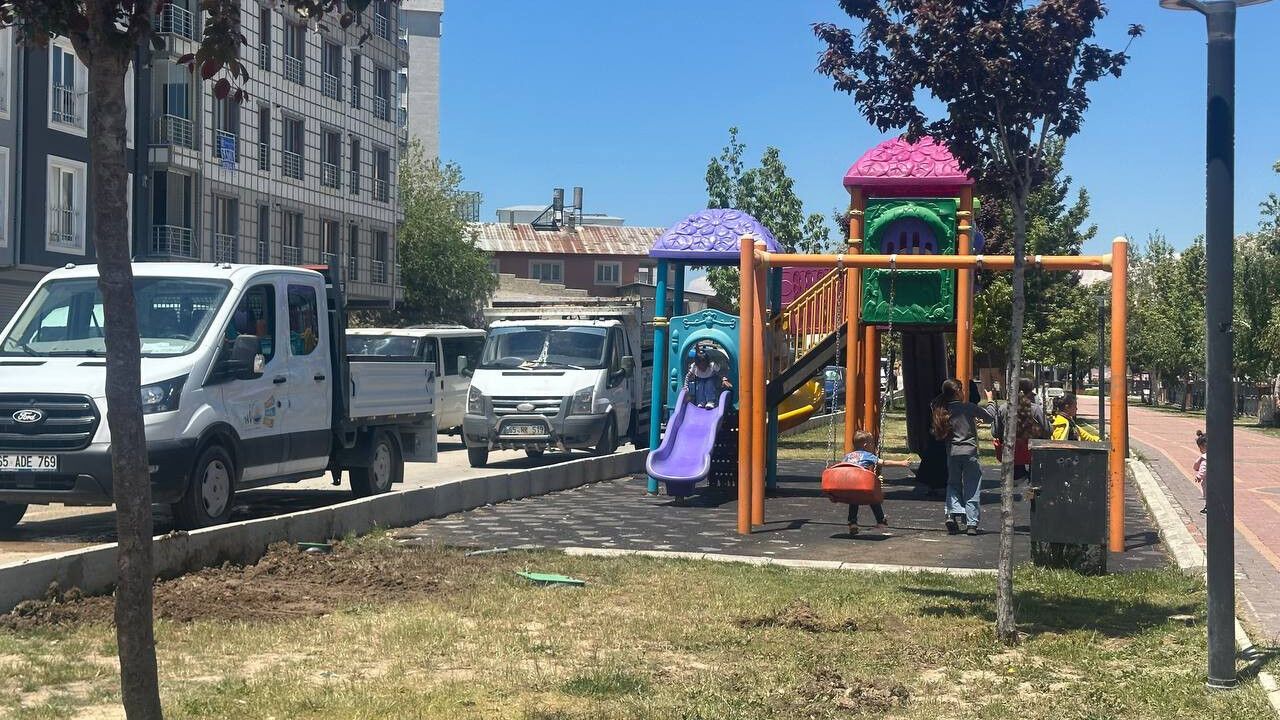 Van'da Çocuklar Trafiğin Kıyısında Oynuyor