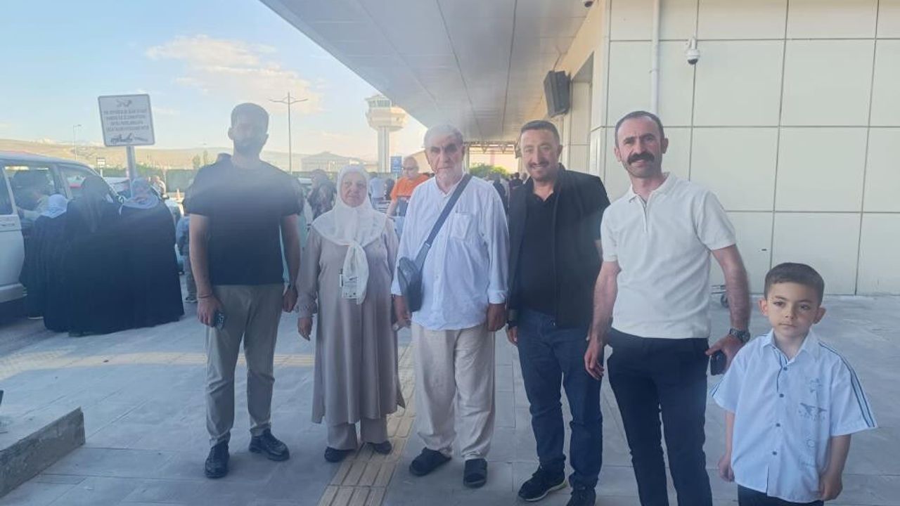 Kutsal yolculuğa giden hacılar Van'da dualarla kar