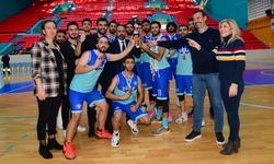 ​Basketbol müsabakalarında takımlar kupa kaldırdı