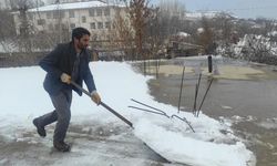 Damlardaki karı temizleyerek gelir elde ediyor