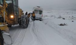 Kara saplanan ambulans belediye ekipleri tarafından kurtarıldı