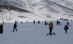 Depremzede çocuklar kızak keyfi yaşadı