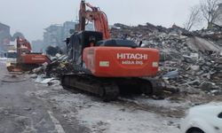 Enkaz altında kalan vatandaş ayağı kesilerek kurtarılabildi