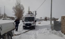 Hasta almaya giden ambulans kara saplandı
