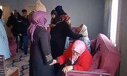 Muhtar Kıyatmaz yuvasını depremzede aileye açtı