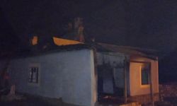 Gürpınar’da alevlere teslim olan ev kullanılamaz hale geldi