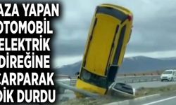 Kaza yapan otomobil elektrik direğine çarparak dik durdu