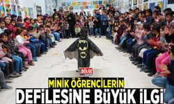 Minik öğrencilerin defilesine büyük ilgi