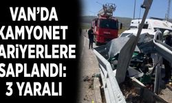 Kamyonet bariyerlere saplandı: 3 yaralı