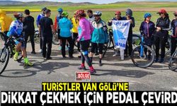 Turistler Van Gölü’ne dikkat çekmek için pedal çevirdi