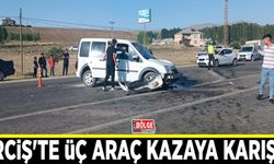 Erciş'te üç araç kazaya karıştı: 13 yaralı