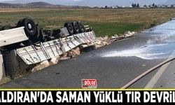 Çaldıran'da saman yüklü TIR devrildi