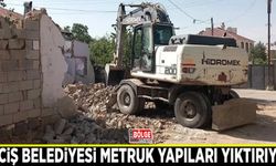 Erciş Belediyesi metruk yapıları yıktırıyor
