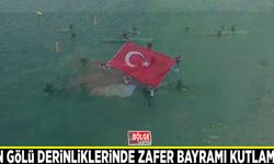 Van Gölü derinliklerinde Zafer Bayramı kutlaması