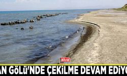Van Gölü'nde çekilme devam ediyor