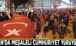 Van'da meşaleli Cumhuriyet yürüyüşü