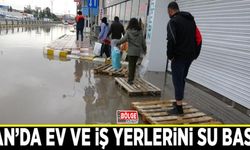 Van’da ev ve iş yerlerini su bastı