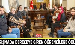 Kitap okuma yarışmasında  dereceye giren öğrencilere ödül