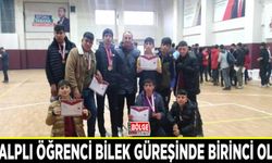 Özalplı öğrenci bilek güreşinde birinci oldu