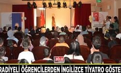 Muradiyeli öğrencilerden İngilizce tiyatro gösterisi