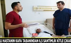 Vanlı hastanın kafa tabanından 6,5 santimlik kitle çıkarıldı