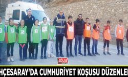 Bahçesaray'da Cumhuriyet Koşusu düzenlendi