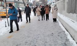 Van'da kaldırımlarda buzlar oluştu