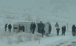 Van- Hakkari karayolunda yolcu minibüsü devrildi