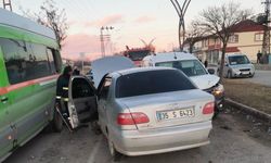 Erciş'te 3 aracın karıştığı kazada 2 kişi yaralandı