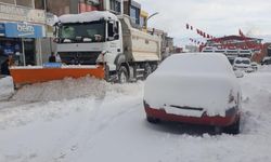 Başkale'de araçlar kara gömüldü