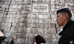 Emevi Camii'nin duvarındaki Hafız Esad'ın ismi çekiçle kazındı