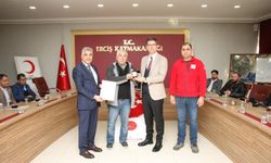 En fazla kan bağışında bulunan vatandaşlara plaket ve berat