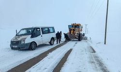 Yolda kalan araçlar belediye ekipleri tarafından kurtarıldı