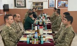 Kaymakam Bulut, sınırda Mehmetçik ile iftar açtı