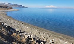 Van Gölü’nde 900 Metre Açıkta Mahsur Kalan Yüzücü Kurtarıldı!