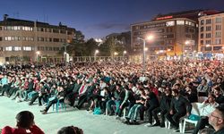 Vanlılar, Vanspor’un Tarihi Maçını Kent Meydanında Dev Ekrandan İzledi