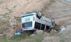 Van’da  Araç Dereye Uçtu: 2 Kişi Yaralandı