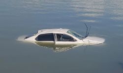 Van’da Feci Kaza: Otomobil Gölete Uçtu, 2 Kişi Yaralandı