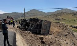 Van'da Kum Dolu Tır Şarampole Uçtu!