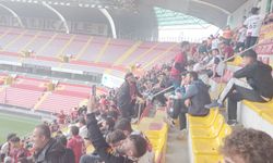 Dev Final İçin Sahaya Girişler Başladı: Vanspor Taraftarı Tribünlerde Yerini Aldı!