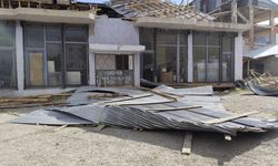 Van'da Rüzgar Çatıları Uçurdu, 3 Araç Hasar Gördü