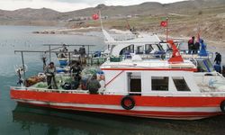 Van Gölü’nde Balıkçılar “Vira Bismillah” Diyor: Av Sezonu Başlıyor