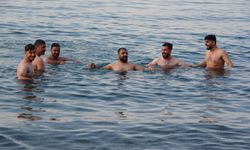 Sıcaktan Bunalan Vatandaşlar Van Gölü Sahillerine Akın Etti