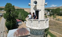 Van’ın Erciş İlçesinde Şebeke Çilesi: Mahalleliler Minareye Çıkıp Telefonla Konuşuyor