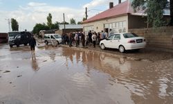 Van’ın Saray İlçesinde Şiddetli Yağış Hayatı Felç Etti