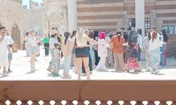 Van’da Mimar Sinan Eseri Camiye Uygunsuz Kıyafet Tepkisi